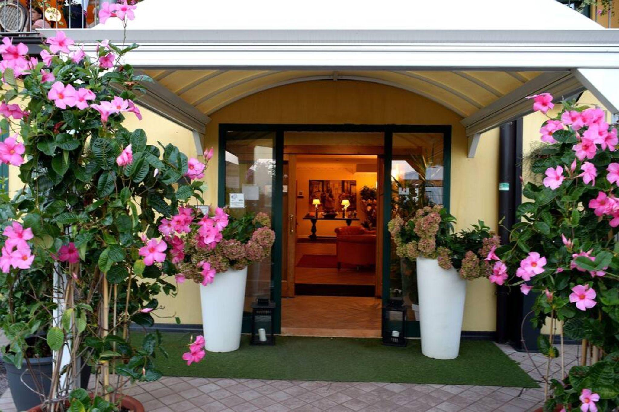 Ahg Riva Del Sole Hotel - Adults Only Moniga del Garda ภายนอก รูปภาพ