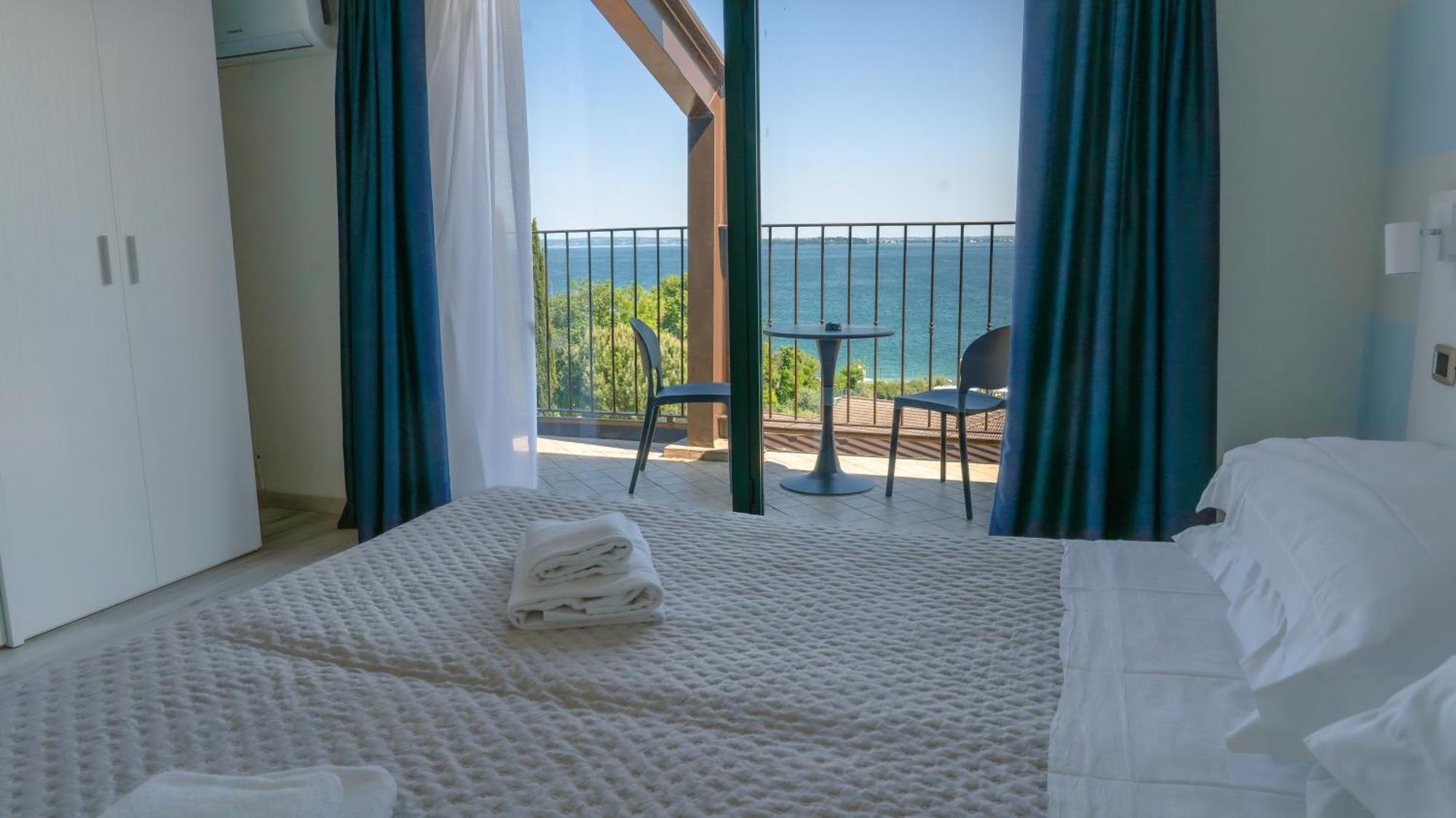 Ahg Riva Del Sole Hotel - Adults Only Moniga del Garda ภายนอก รูปภาพ